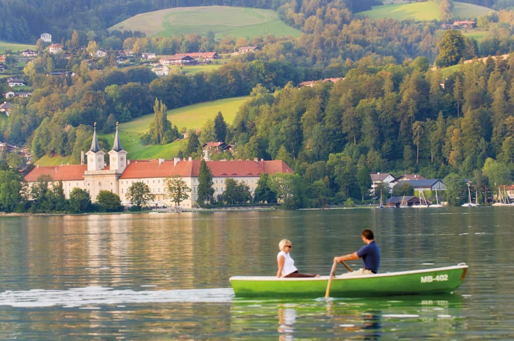 Stadt Tegernsee Blick auf Schloss Tegernsee  Ruderboot Paar  c  Thomas