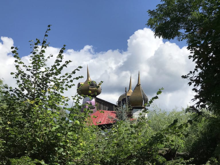 Was hat es mit dem Zauberschloss inmitten einer Abenteuerwildnis auf sich? (Foto: epr/ Künstlerische Holzgestaltung Bergmann GmbH)