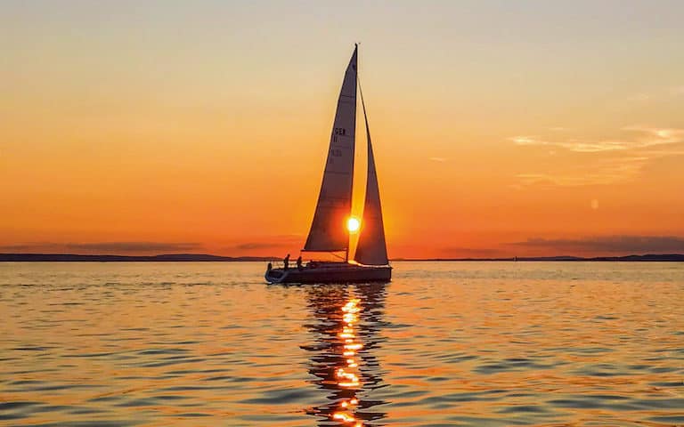 Der Bodensee ist ein wahres Eldorado für Wassersport-Fans. So sprenkeln im Frühling und Sommer zahlreiche weiße Segel die Wasseroberfläche. (Foto: HLC/Amt für Tourismus, Kultur und Marketing/©Valentin Müller)